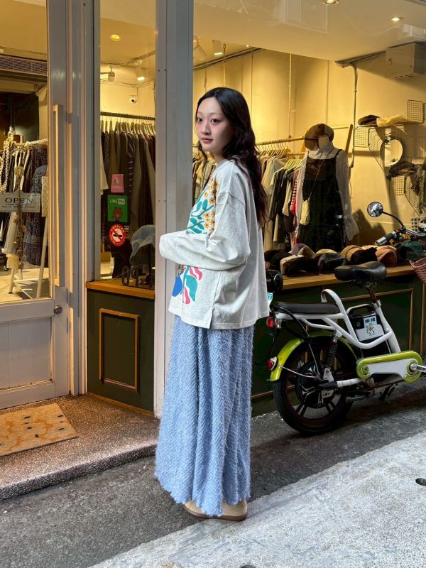 灰領飽和跳色塗鴉花束上衣 