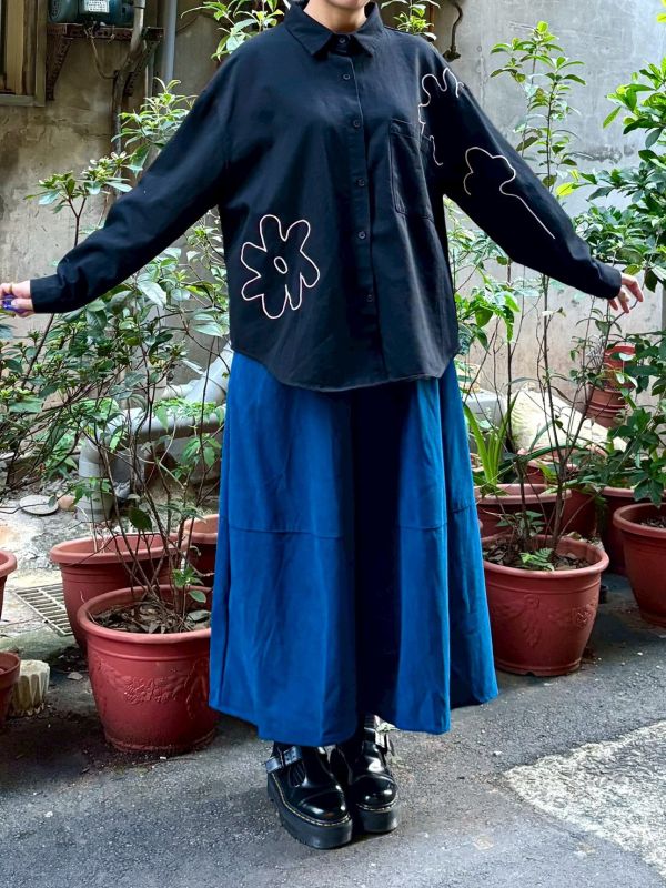 刺繡線條花黑色襯衫 