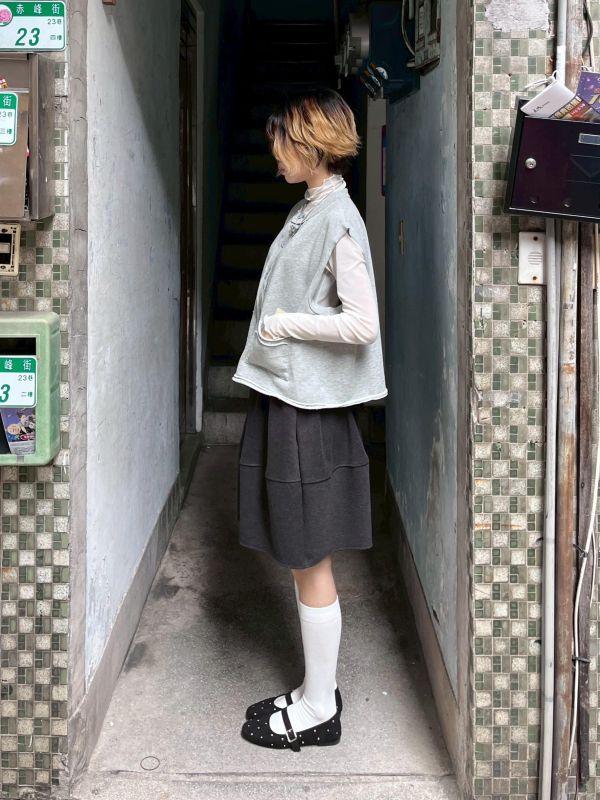 不收邊刺繡小標排扣背心 