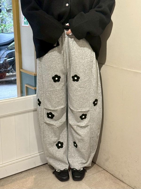 毛絨小花刺繡打褶棉褲 