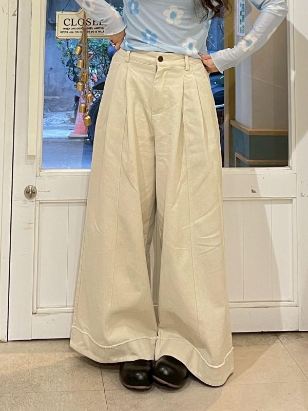 造型打摺抽鬚車線後鬆緊牛仔寬褲 