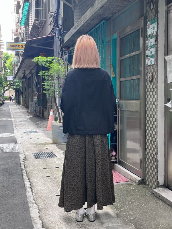 黑色彩扣雙口袋落肩襯衫 
