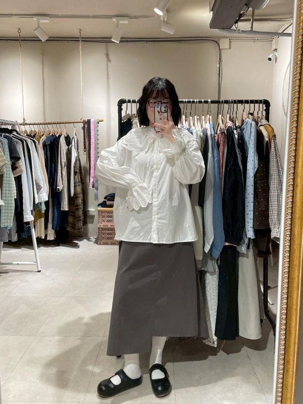 鏤空花瓣袖圓領襯衫附領片 