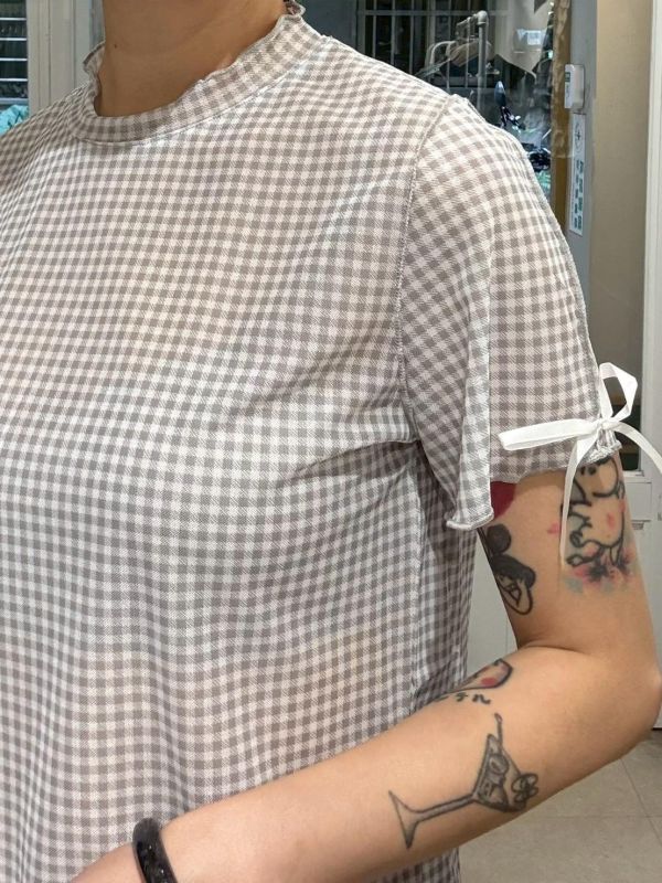 微高領滾邊縫線袖口蝴蝶結格子透膚上衣 