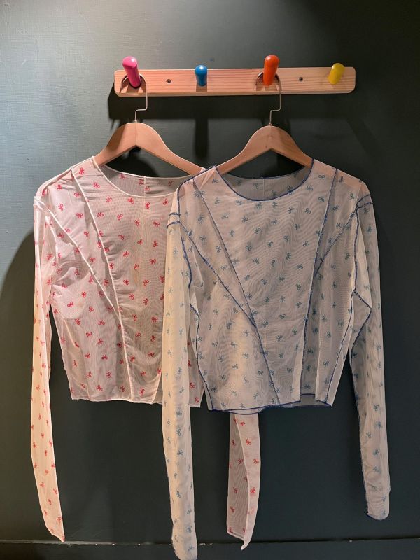 拷克線蝴蝶結修身透膚上衣 