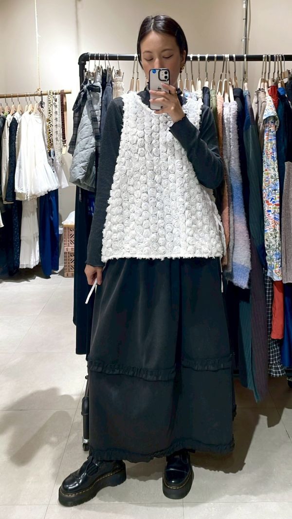 白色滿版立體玫瑰花兩側綁帶背心 