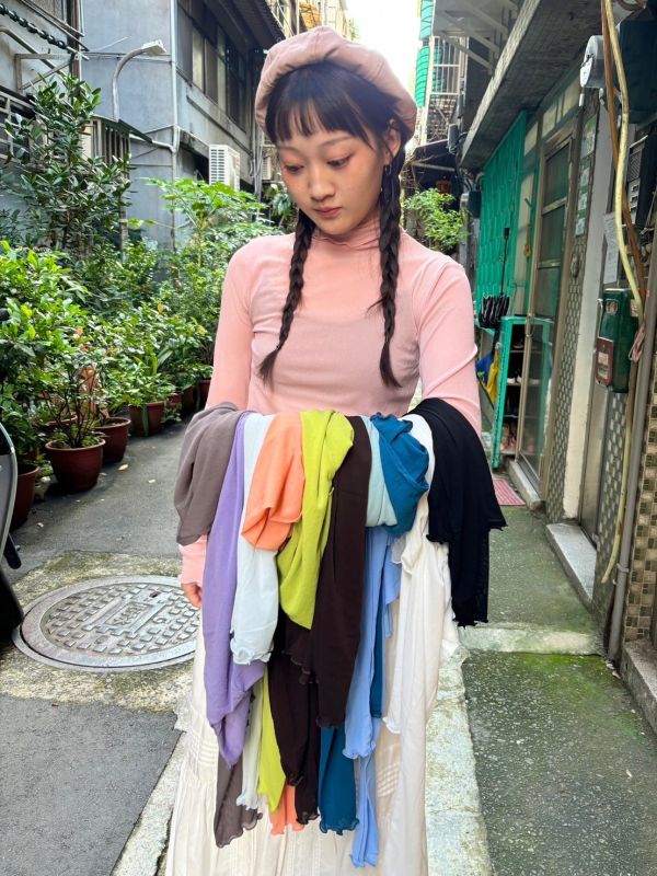 木耳滾邊透紗彈性內搭上衣 