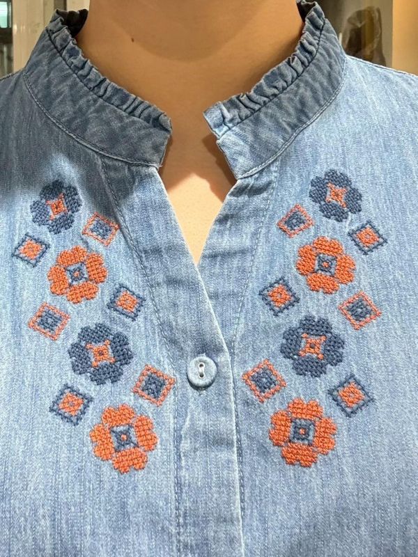 V領木耳邊刺繡牛仔襯衫 