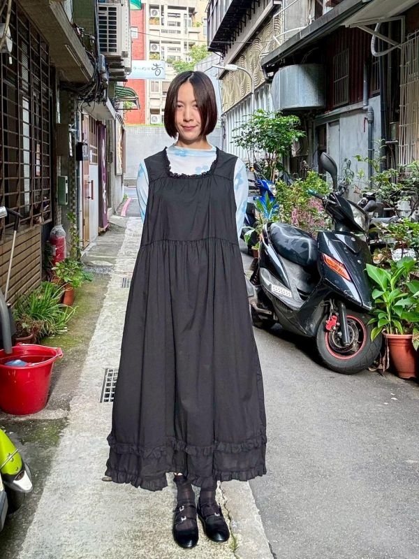 裙擺雙層木耳蕾絲滾邊領背心裙洋裝 