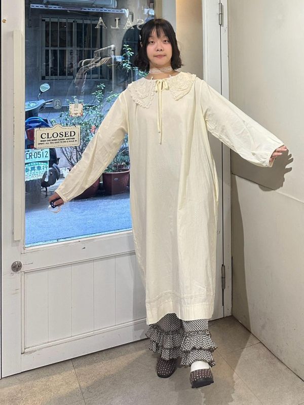 刺繡雙領長洋裝 