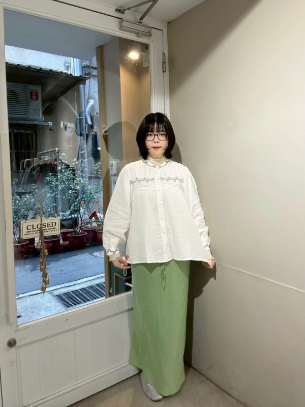 胸前打折刺繡泡泡袖縮口襯衫 