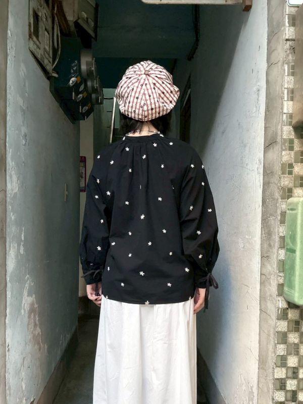 領口抓皺綁帶花花襯衫 