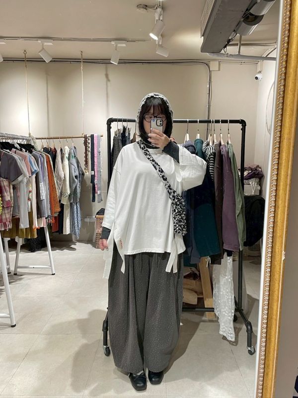 下擺大收邊開衩小布標九分袖上衣 