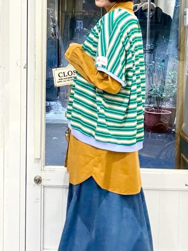 綠色條紋藍色滾邊落肩短板上衣 