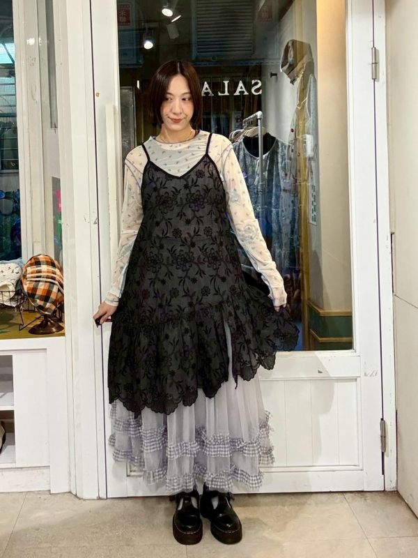 黑色滿版刺繡花下擺斜拼接花瓣邊吊帶背心 