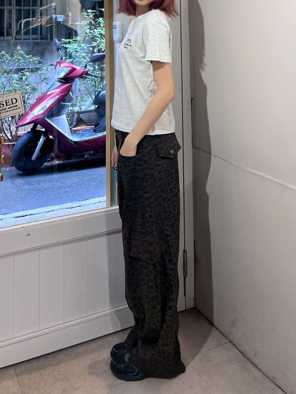 豹紋牛仔工裝彎刀褲 