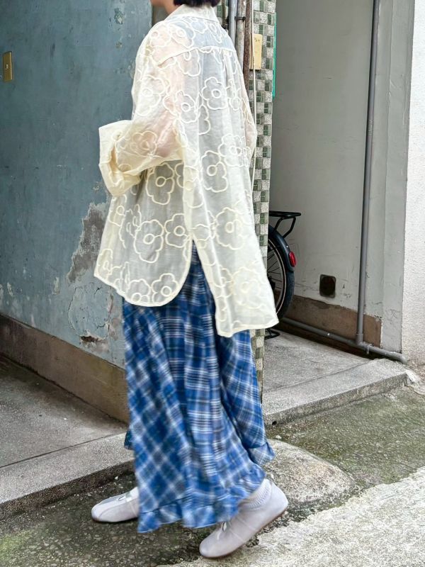 立體花透紗圓弧側開衩長袖襯衫 