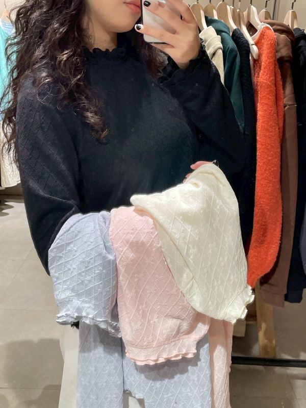 雙層木耳滾邊蝴蝶結菱格壓紋微透膚長袖上衣 