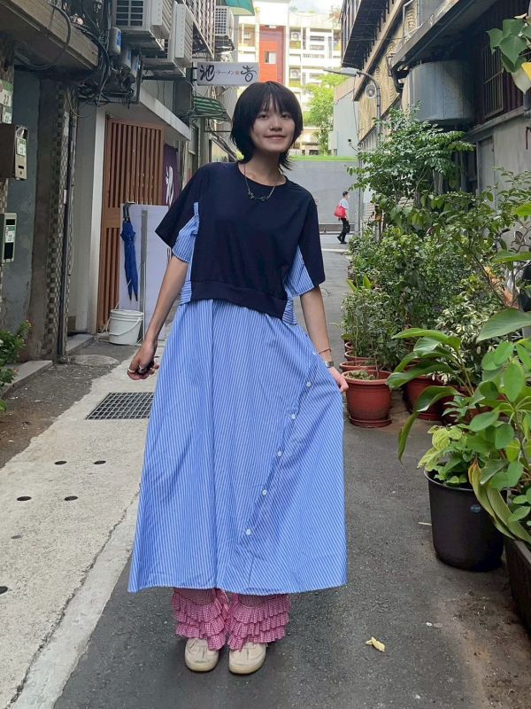 條紋拼接設計斜釦無肩線短袖長洋 
