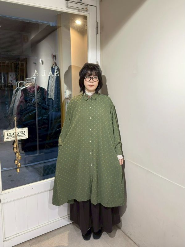 草綠色圓點立體刺繡長袖洋裝 