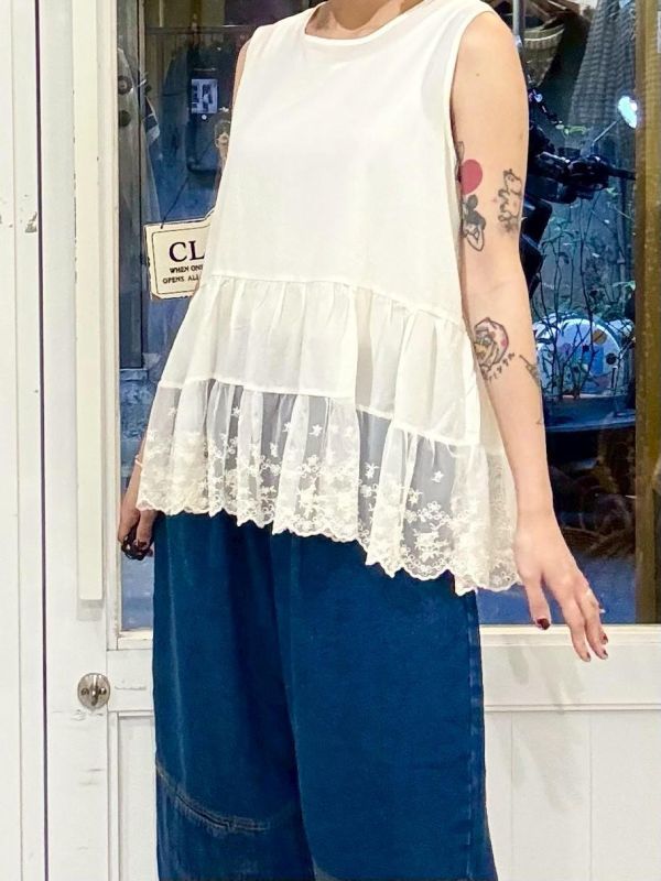 蕾絲拼接白背心 