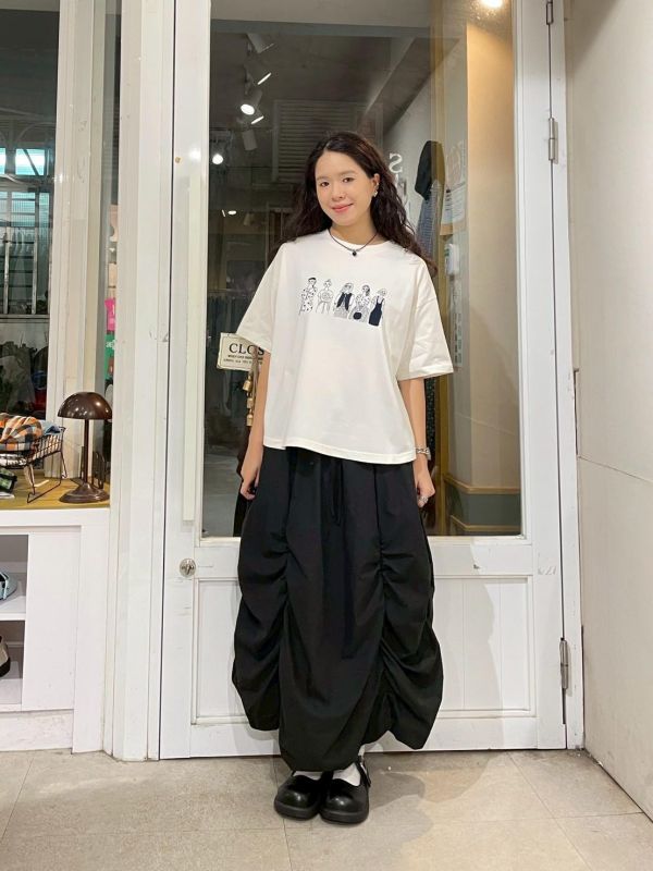 刺繡精緻女孩後拼接條紋前短後長落肩短袖上衣 