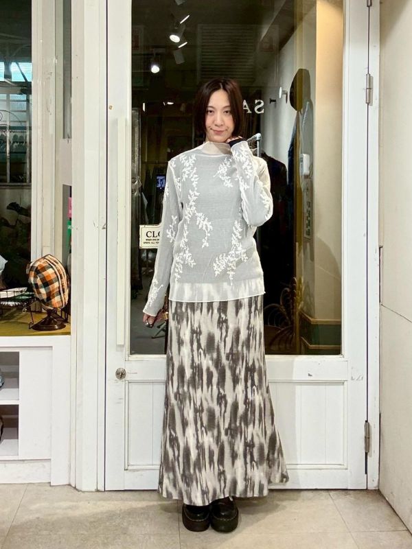 白色皺皺布刺繡花微高領透膚上衣 