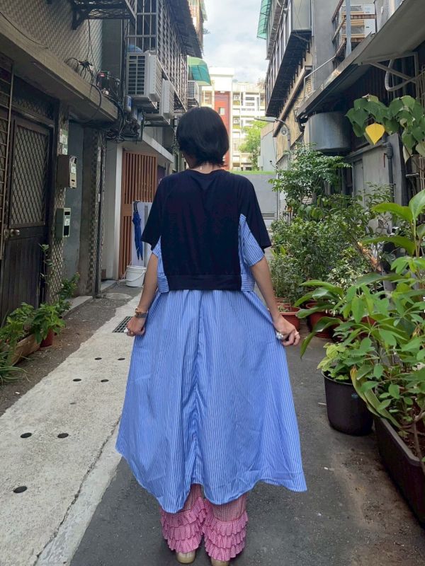 條紋拼接設計斜釦無肩線短袖長洋 