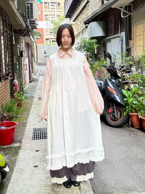 裙擺雙層木耳蕾絲滾邊領背心裙洋裝 