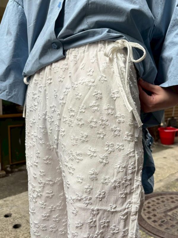 立體小花光澤測綁帶直筒褲 
