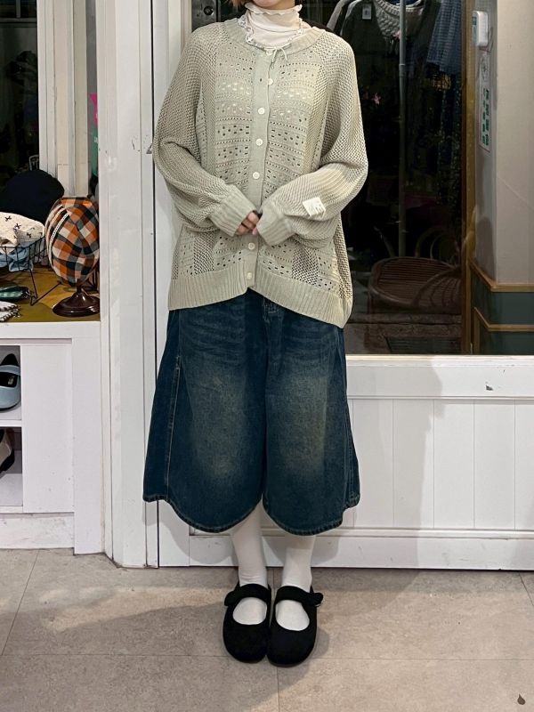 針織鏤空排扣字母小標落肩上衣 