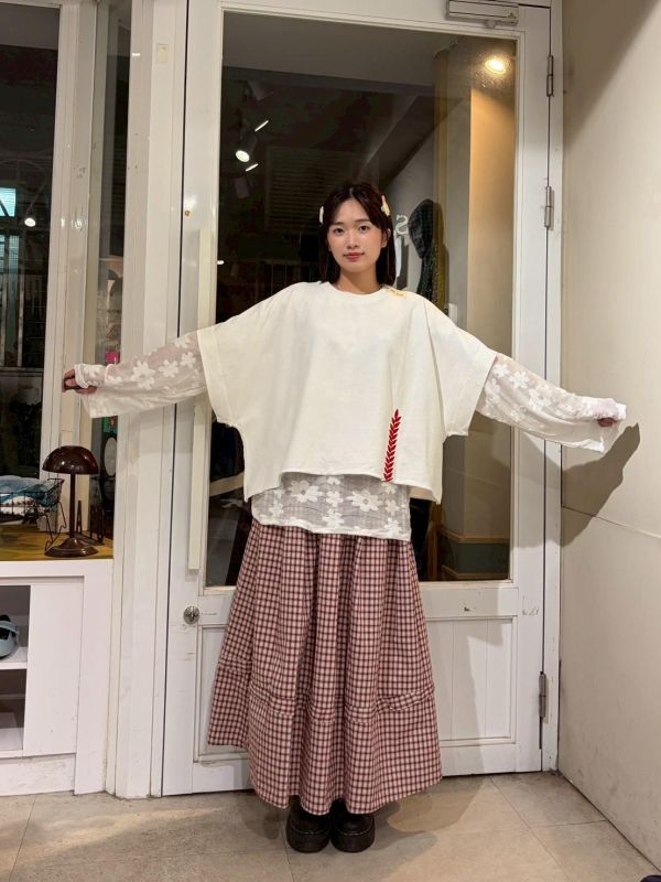 反折袖設計紅色桂冠刺繡小布標上衣 