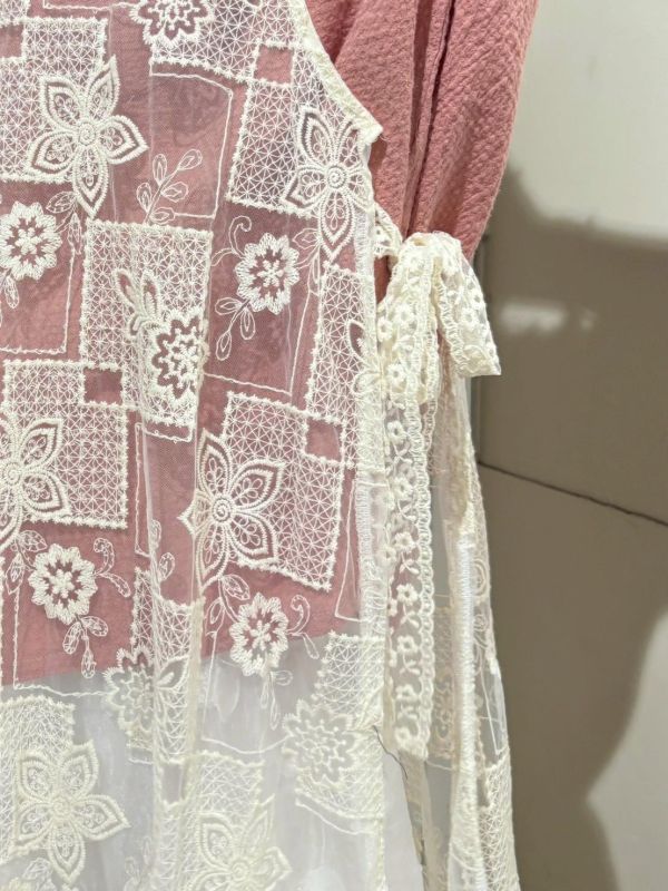 刺繡花方塊側綁帶外搭罩衫 