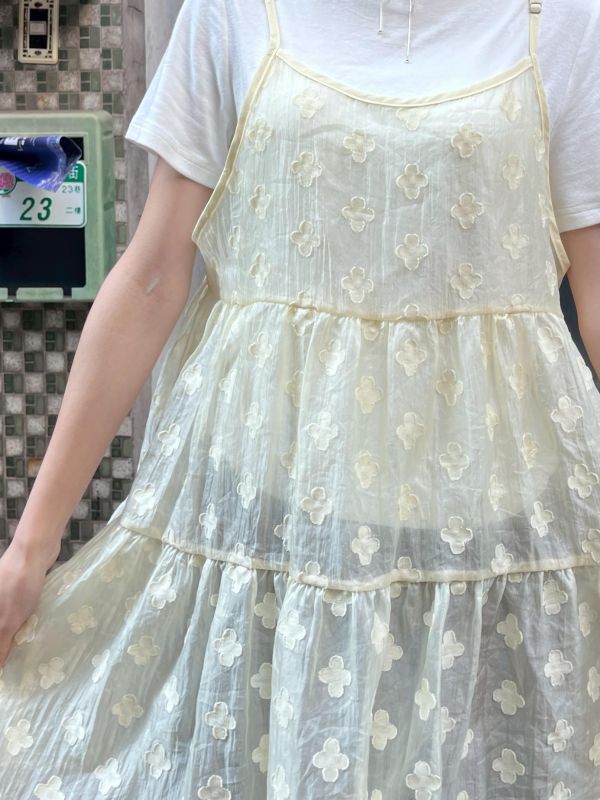 滿版小花光澤透紗吊帶背心 