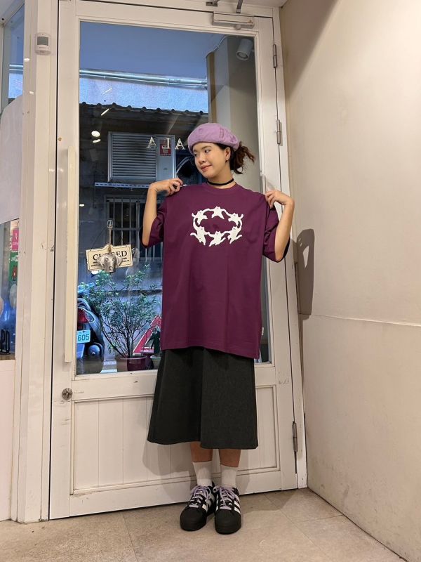 貓咪拉手轉圈圈深紫色落肩寬T 
