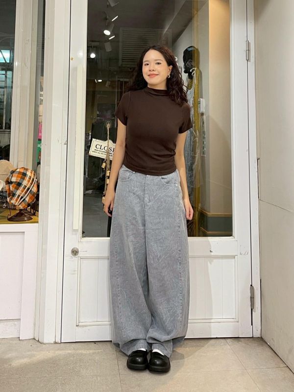 簡約素色微高領側抓皺合身短袖上衣 