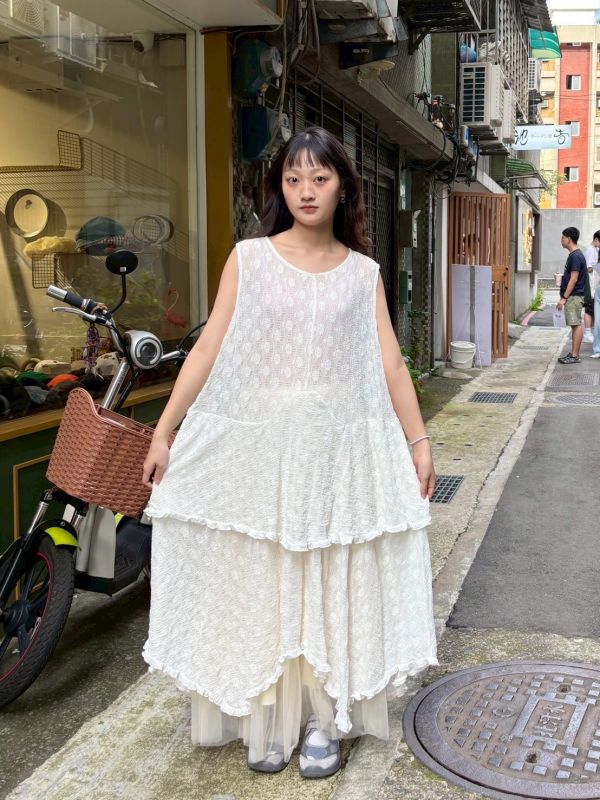 蕾絲花層次花邊背心洋裝 