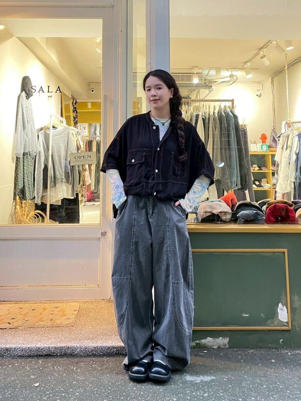 後口袋圓弧車線後鬆緊水洗彎刀褲 