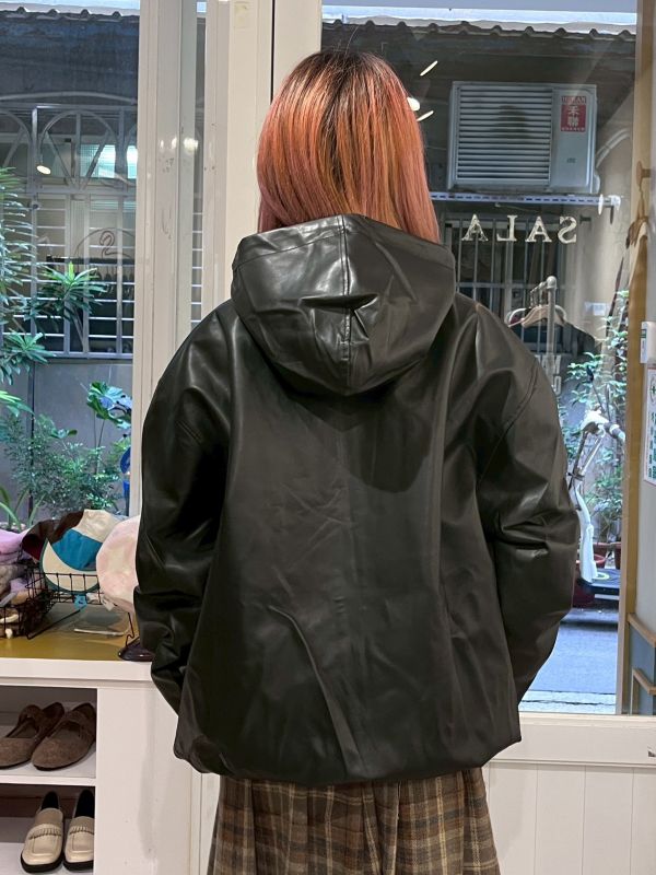 黑色縮口連帽抽繩拉鏈皮外套 