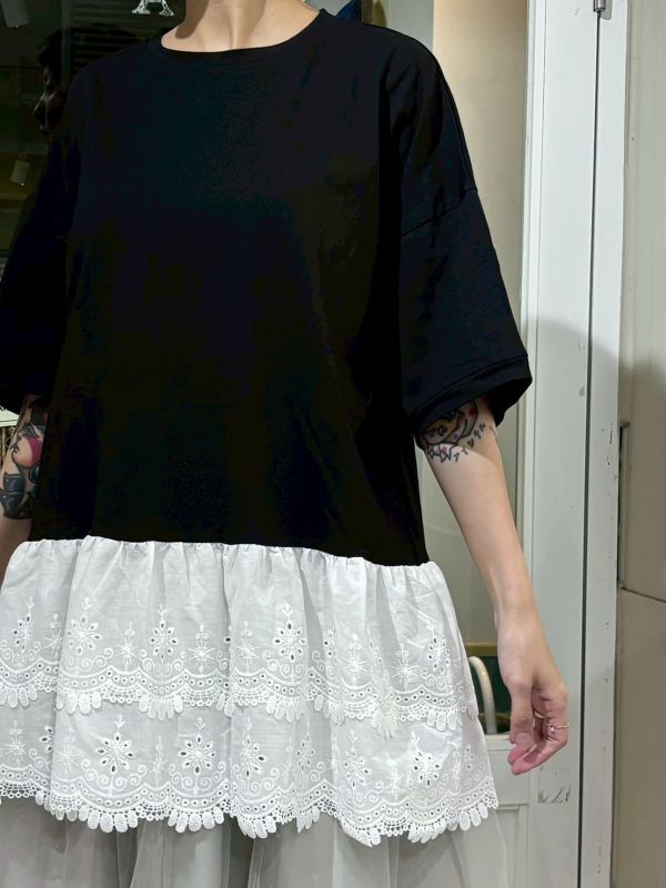 拼接大蕾絲荷葉下擺黑色棉Tee 