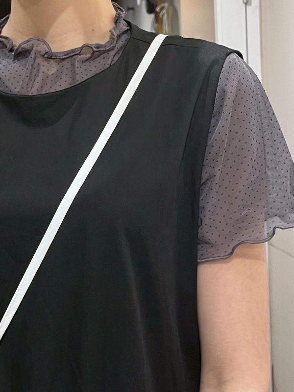 波點木耳滾邊透膚短袖上衣 