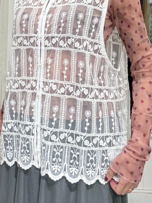 排扣滿版窗花刺繡蕾絲背心 