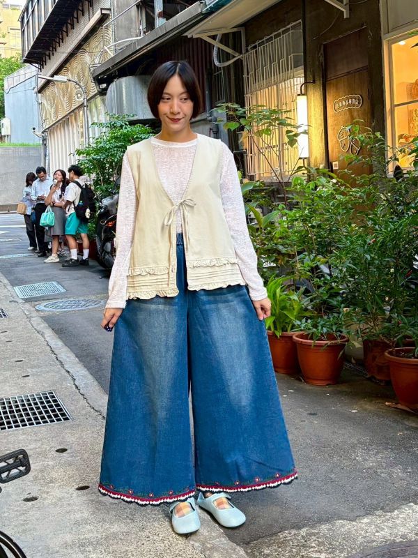 伸縮腰褲腳刺繡花滾邊九分牛仔寬褲 