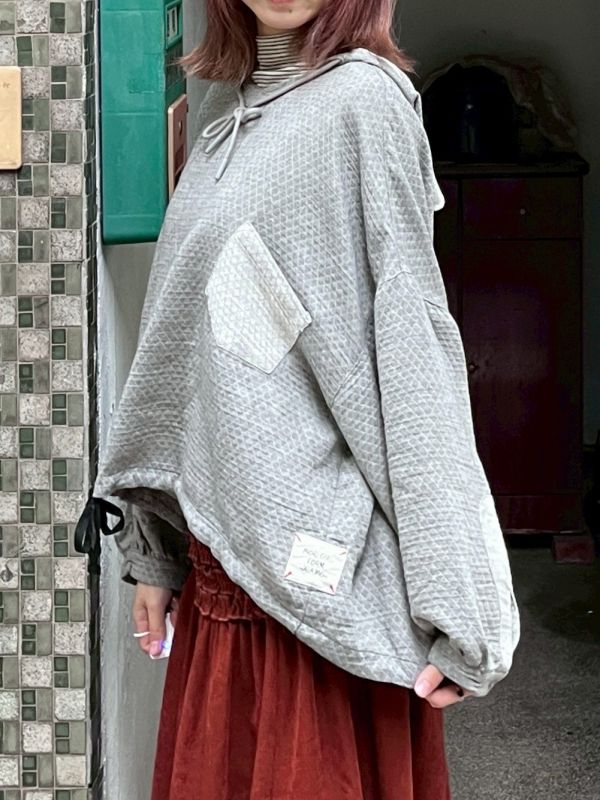灰色菱格紋前短後長抽繩連帽上衣 