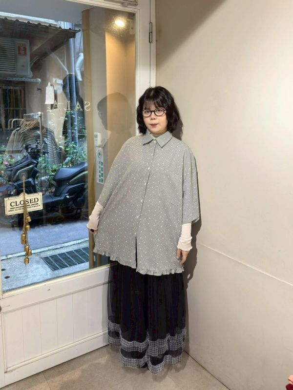 滿版格紋寬鬆落肩小花釦口袋長版襯衫 