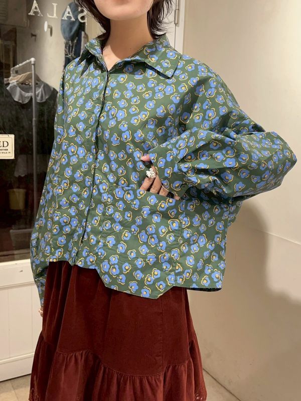 綠底藍花設計雙口袋長袖襯衫 