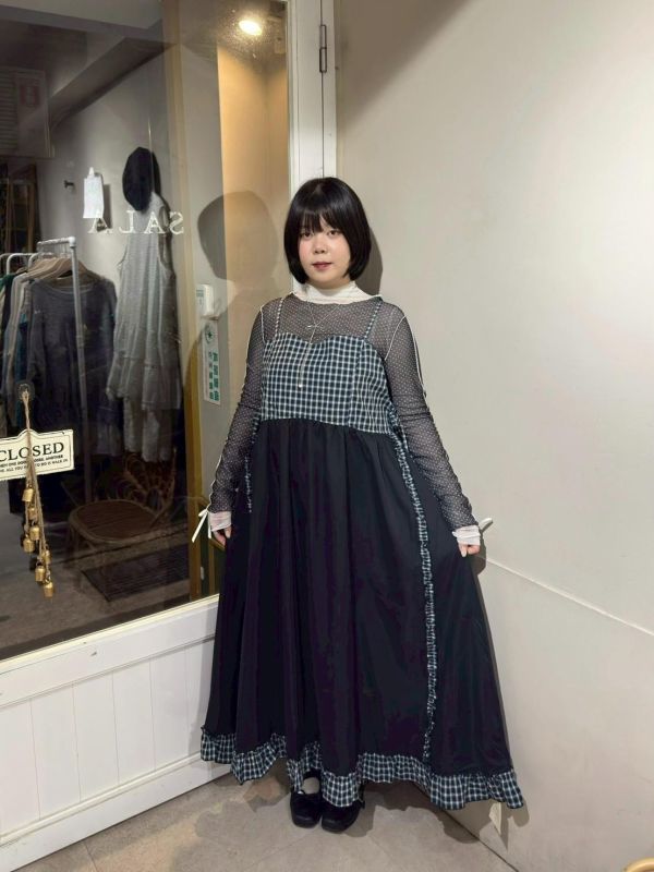 格紋拼接荷葉滾邊側綁帶吊帶洋裝 