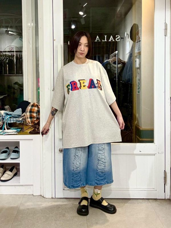 FREAK字母刺繡寬版tee 