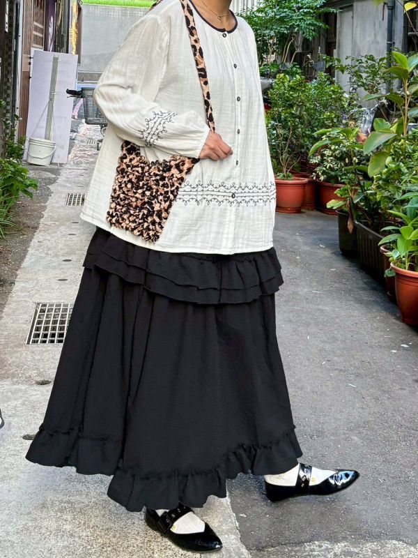 藍色領滾邊袖子下擺捲捲刺繡布釦棉質長袖上衣 