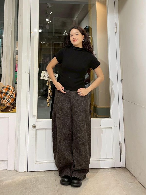 簡約素色微高領側抓皺合身短袖上衣 